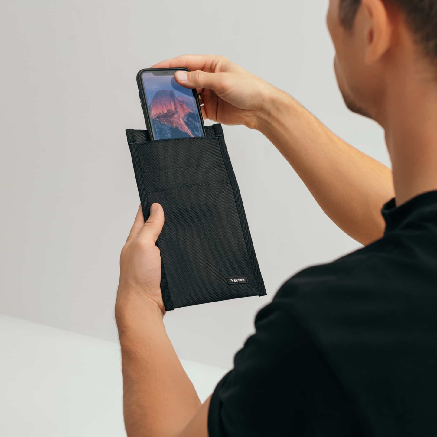 Faraday phone sleeve - velter