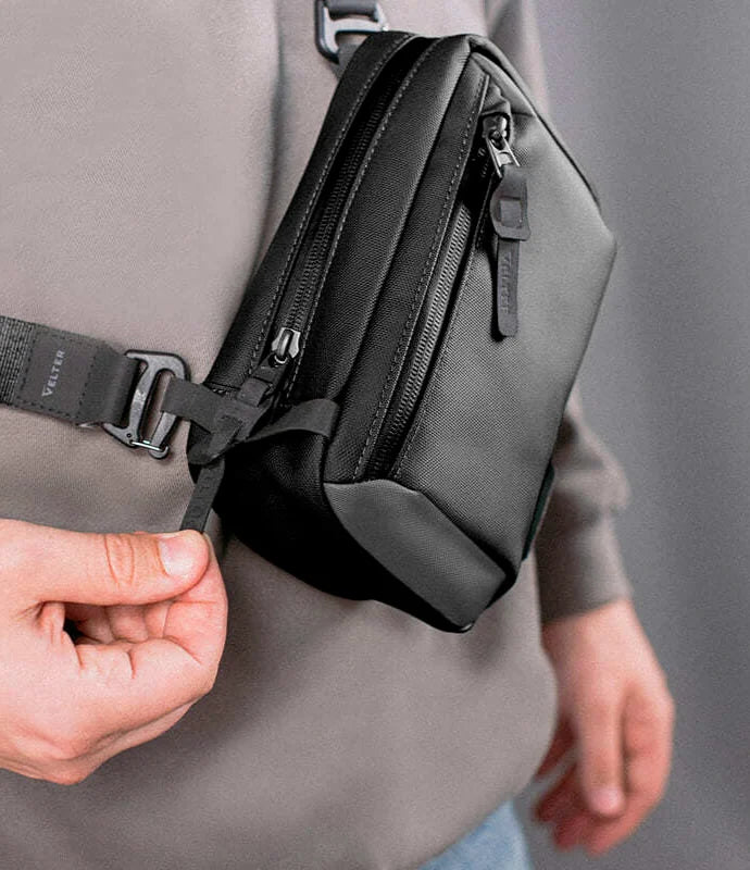 Sling bag strap buckle that locks the zipper