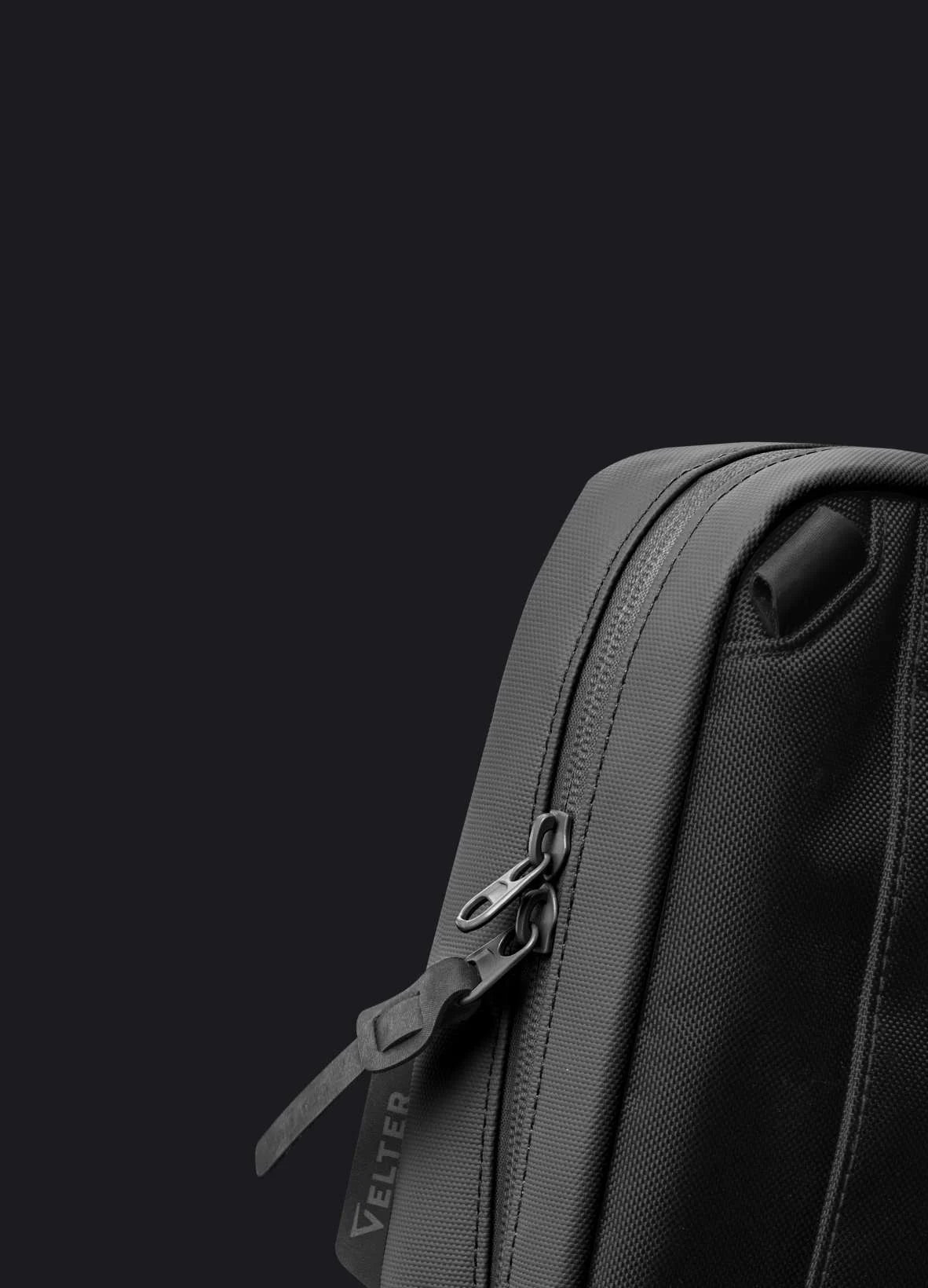 Two-way zipper pull of the sling bag